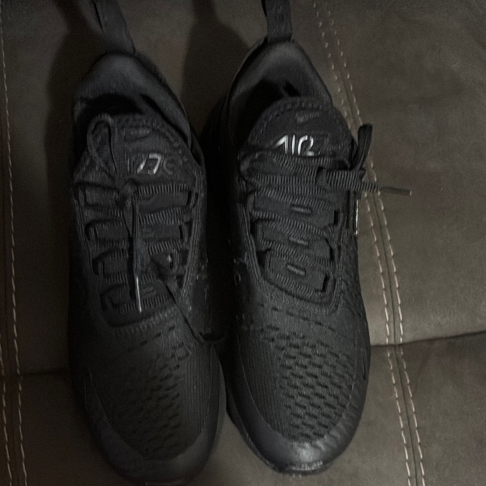 Like new Nike Black Air Max 270 with Air Cushioning and Mesh Upper